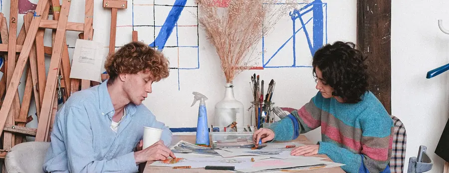 Deux graphistes travaillent sur des croquis à l’atelier