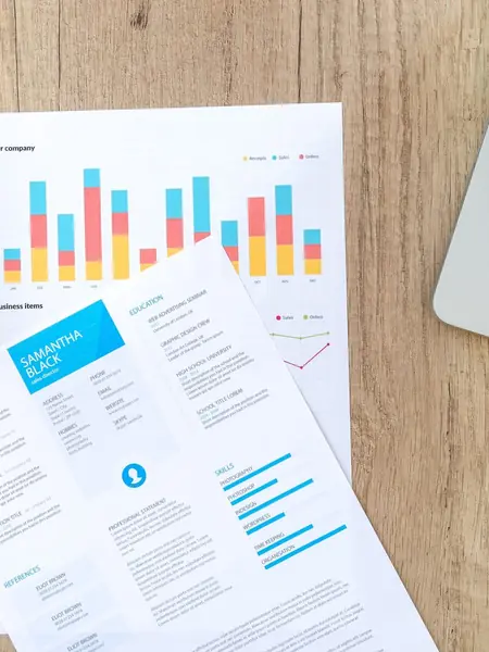 CV moderne et graphiques sur un bureau en bois