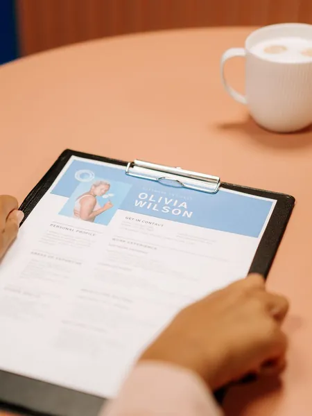 Recruteuse lisant un CV sur un porte-documents